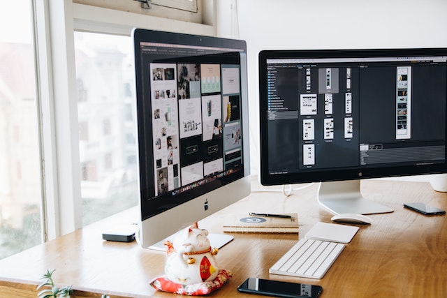 a clutter-free desk